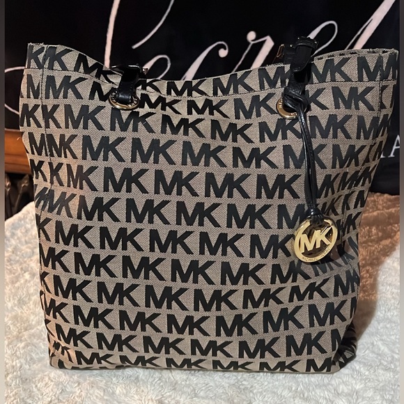 Michael kors monogram tote shop